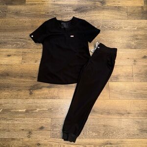 FIGS Black Scrub Set Zamora jogger XSP Catarina one pocket S